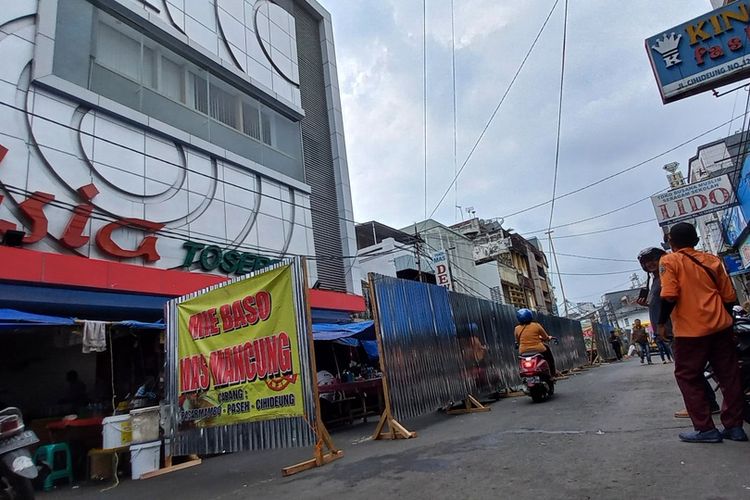 Alat berat kembali masuk tiba-tiba dan diprotes warga terkait pembangunan proyek Malioboronya Tasikmalaya di Jalan Cihideung dan HZ Mustofa Kota Tasikmalaya, Jawa Barat, senilai total Rp 11 Miliar, Selasa (19/7/2022).