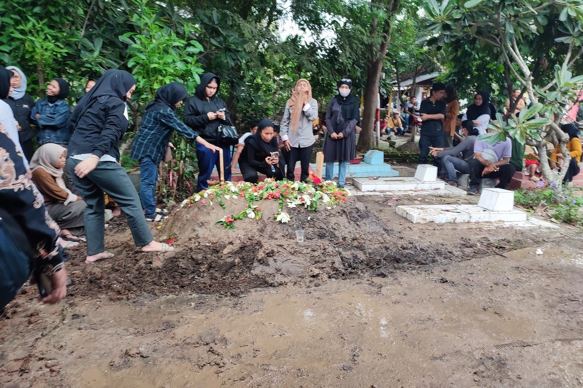 Keluarga, kerabat, dan rekan kerja menemani pemakaman Jessica Shintya Pentury salah satu korban tragedi pembacokan oleh OB terhadap kepala koperasi di Desa Kebon Turi Kecamatan Arjawinangun Kabupaten Cirebon, Selasa (30/1/2024)