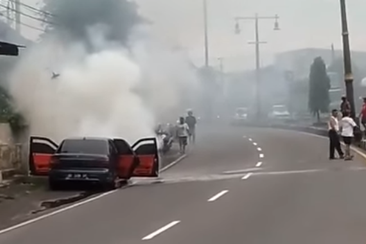 Tangkapan layar video viral mobil Toyota Corolla meledak dan terbakar di Jalan Yogya-Solo, Selasa (23/11/2021) pagi.