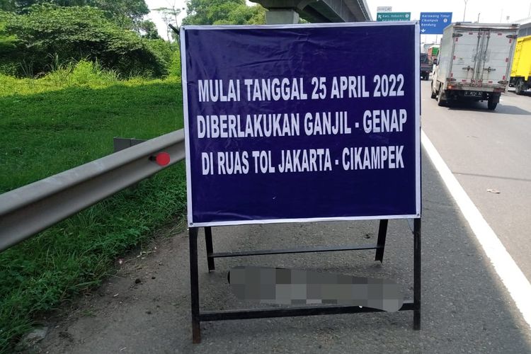 Tanda pemberitahuan dari Korlantas Polri terkait penerapan sistem ganjil genap di Ruas Tol Jakarta-Cikampek, Senin (25/4/2022).