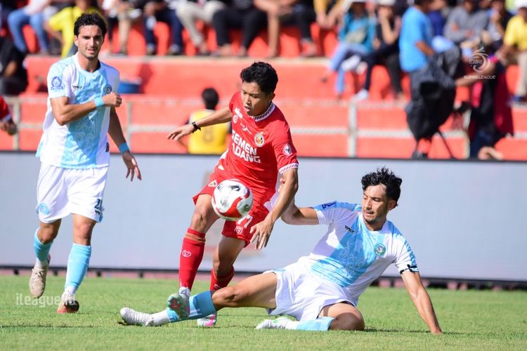 Momen perebutan bola dalam laga pekan kelima Super League 2025-2026 antara Semen Padang vs PSBS Biak di Stadion H. Agus Salim, Kamis (11/9/2025).