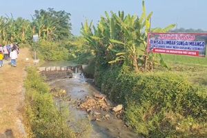 Sindir Pencemaran, Warga Bulumanis Lor Pati Pasang Spanduk 'Wisata Limbah Sungai Mbango'