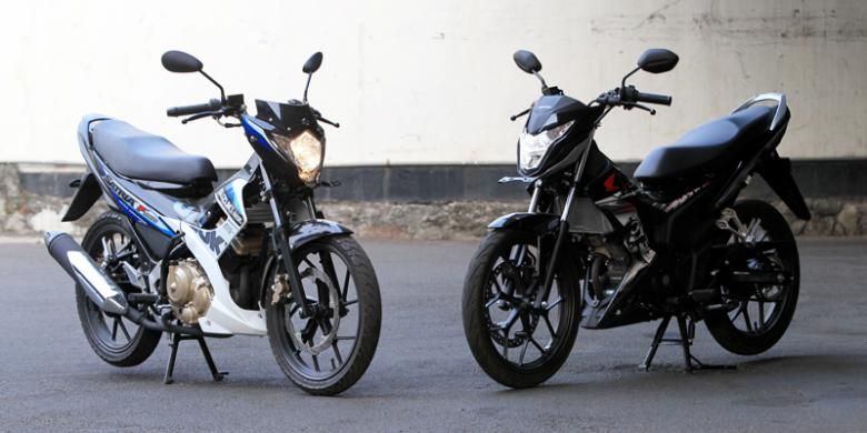 Suzuki New Satria FU 150 (kiri) dan Honda New Sonic 150 R, difoto saat uji berkendara di halaman Gedung Kompas Gramedia, Jakarta, Senin (14/9/2015).