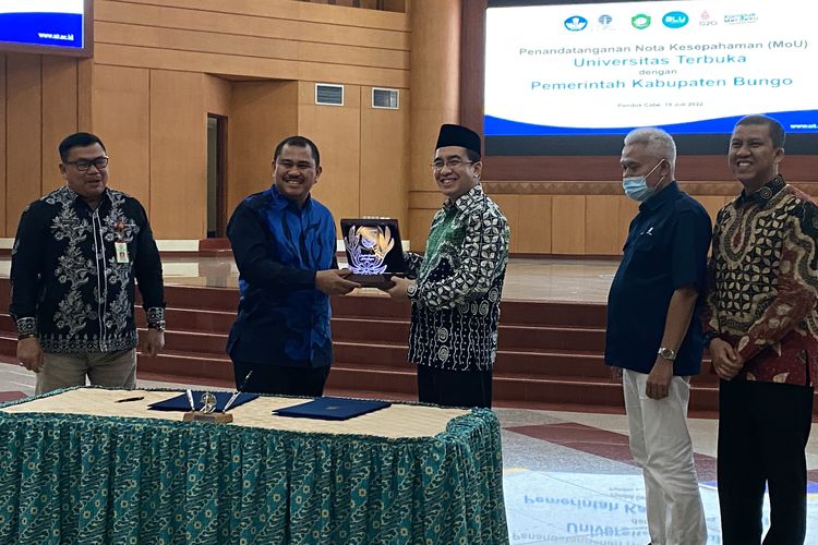 Penandatanganan MoU antara UT dan Pemkab Bungo, Jambi dilakukan oleh Wakil Rektor IV Bidang Pengembangan Institusi dan Kerja Sama UT Rahmat Budiman dan Bupati Bungo Mashuri di UTCC UT, Tangerang Selatan (19/7/2022).