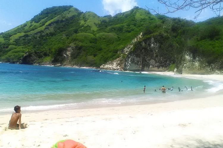 Pantai Koka di Kabupaten Sikka, Pulau Flores, Nusa Tenggara Timur.