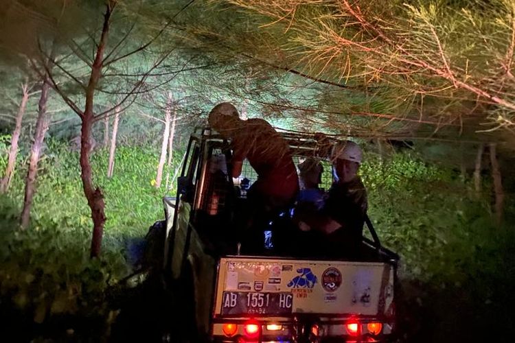 Jeep wisata Glagah saat menyusuri rintangan di Kulon Progo. 