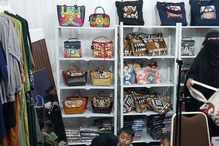 Tara Bag Indonesia brand tas bordir ciri khas Kota Tasikmalaya, Jawa Barat, saat di pameran Muslim Fair 2024 Kota Tasikmalaya di Plaza Asia, Minggu (29/9/2024) malam.