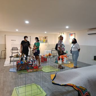 Pengunjung tengah melihat dan berbelanja di Housewarming.