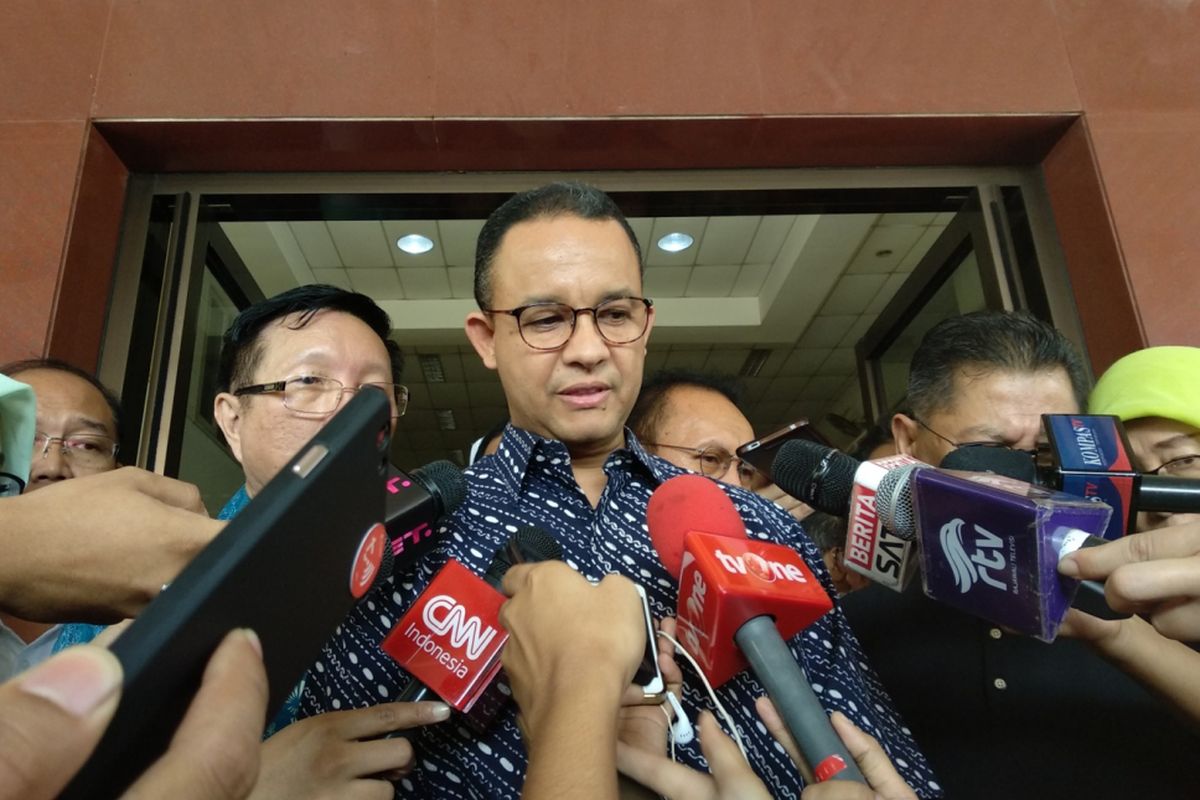 Gubernur DKI Jakarta Anies Baswedan mengikuti kegiatan vaksin difteri di Paroki Santo Andreas, Kedoya Jakarta Barat Minggu (14/1/2018). 