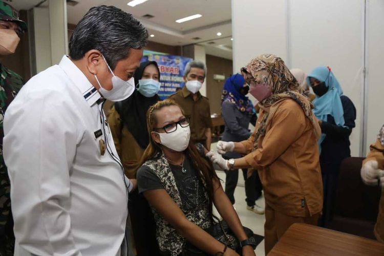 Antusiasme transpuan, pekerja seks, penyanyi jalanan, hingga ODHA di Kota Serang, Banten mengikuti kegiatan vaksinasi.