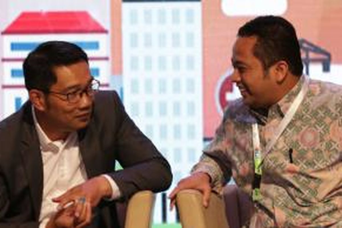 Wali Kota Bandung Ridwan Kamil dan Wali Kota Tangerang Arief Wismansyah tengah berbincang dalam Diskusi Panel Kota Cerdas 2015 yang digelar Harian Kompas dan Institut Teknologi Bandung (ITB) serta didukung PT Perusahaan Gas Negara (Persero) Tbk (PGN), di Grand Ballroom, Shangri-La Hotel, Jakarta, Kamis (13/8/2015).