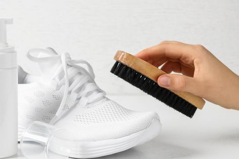 5 Cara Membersihkan Sepatu Putih yang Kotor, dengan Apa Saja?