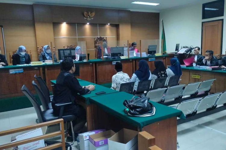 Suasana sidang tuntutan kasus korupsi penyimpangan pemberian kredit di BPRS Cilegon. Empat terdakwa dituntut tinggi oleh JPU Kejari Cilegon