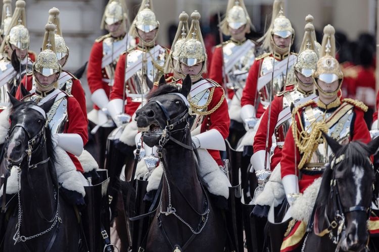 Pasukan penjaga, bagian dari kavaleri kerajaan saat berparade di The Mall Buckingham Palace, London 12 Juli 2017.


Britains Prince Harry and US actress Meghan Markle will marry on May 19 at St Georges Chapel in Windsor Castle. Soldiers from The Blues and Royals and The Life Guards of the Household Cavalry Mounted Regiment will provide a mounted Traveling Escort for the wedding procession / AFP PHOTO / POOL / JACK HILL