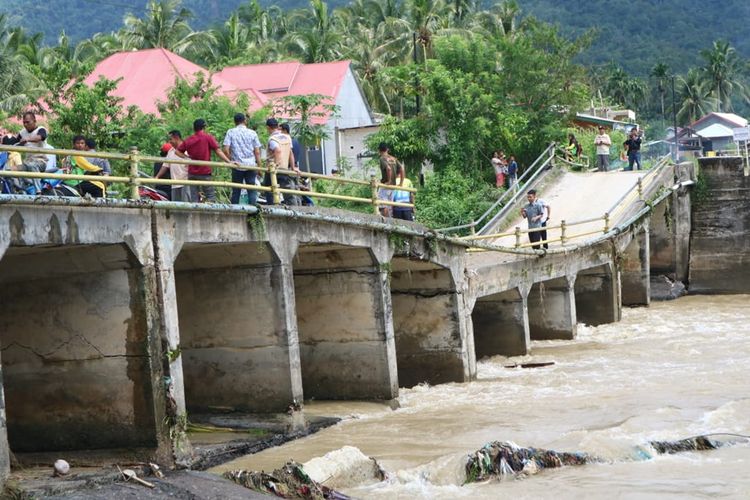 Tiga kecamatan di Solok Selatan diterjang banjir. Terlihat satu jembatan yang menjadi akses warga menjadi rusak, Sabtu (23/11/2019)