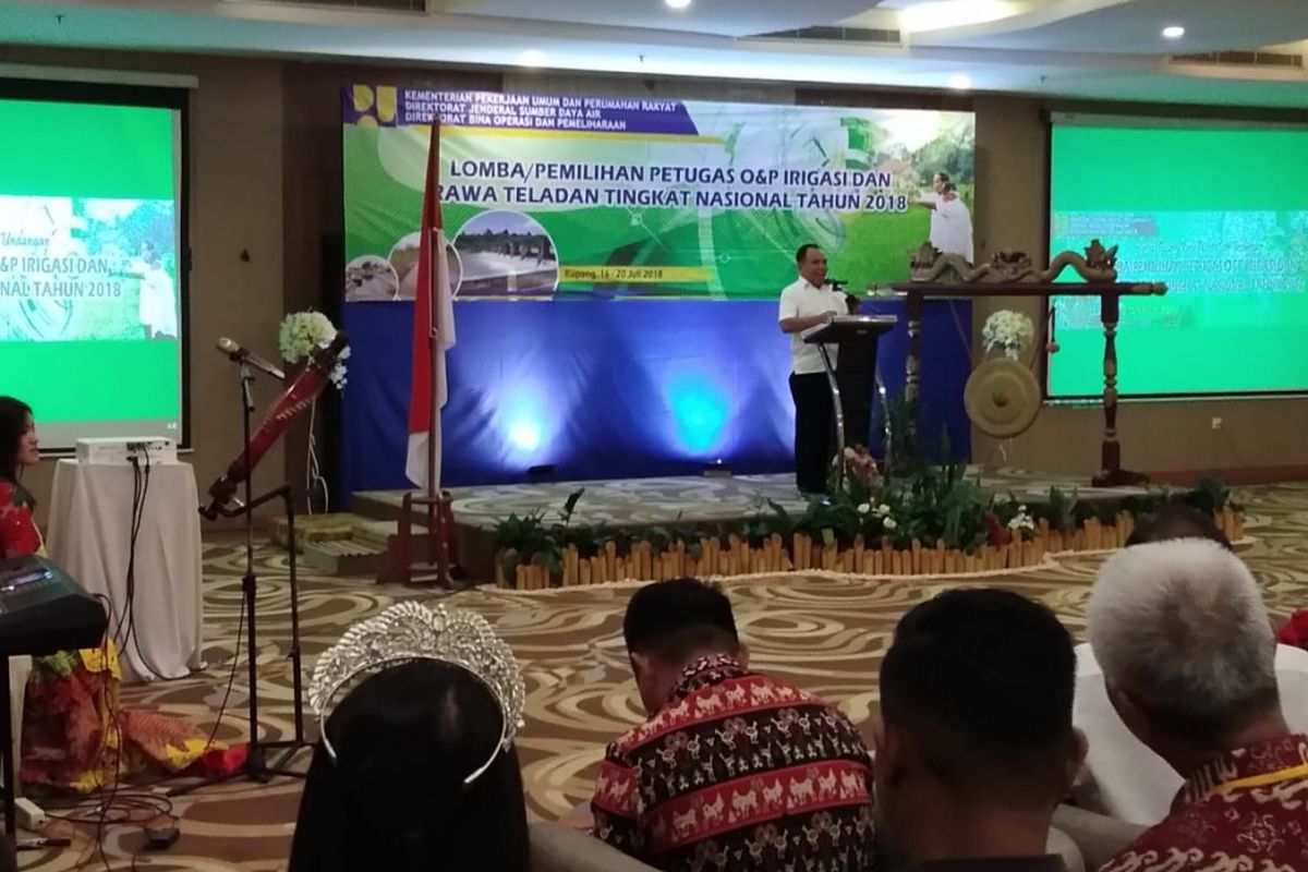 Gubernur NTT Frans Lebu Raya, saat membuka kegiatan lomba/pemilihan operasi dan pemeliharaan jaringan irigasi permukaan dan irigasi rawa teladan tingkat nasional Tahun 2018, di Swiss belinn Kristal Hotel Kupang, Senin (16/7/2018).