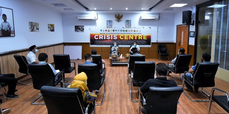 Bupati Luwu Utara Indah Putri Indriani, saat memimpin Rapat Kerja Percepatan Pelayanan di Masa Tanggap Darurat, Sabtu (1/8/2020), di Ruang Command Center.