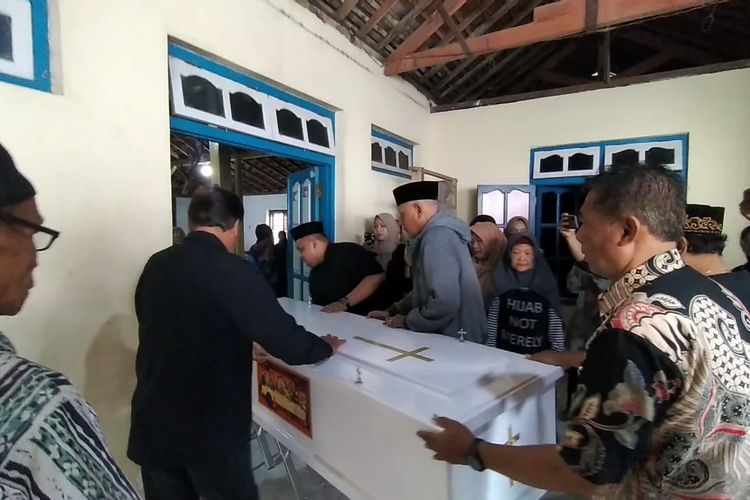 TIBA—Peti berisi jenazah Polo Srimulat tiba di rumah duka di Desa Kertosari, Kecamatan Geger, Kabupaten Madiun, Jawa Timur, Kamis (7/3/2024).