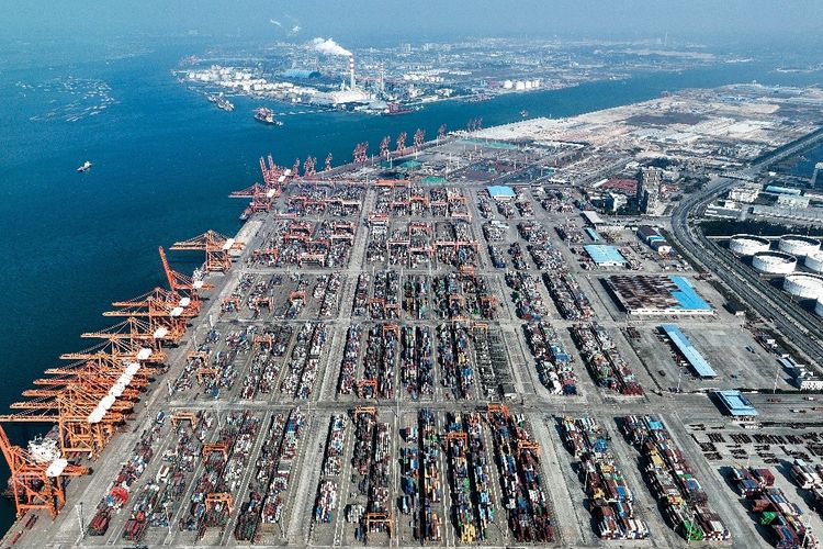 Foto dari udara yang diabadikan pada 25 Februari 2023 ini menunjukkan terminal peti kemas di Pelabuhan Qinzhou di Daerah Otonom Etnis Zhuang Guangxi, China selatan.