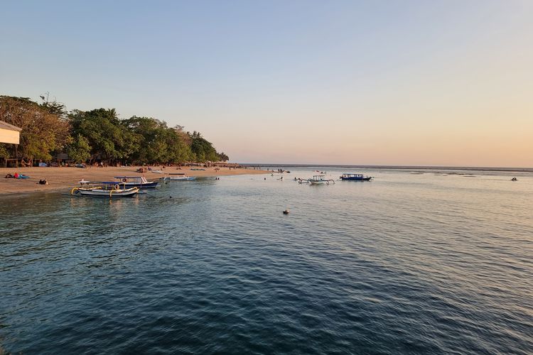 Laut yang tenang di Pantai Senggigi Lombok, Selasa (29/8/2023).