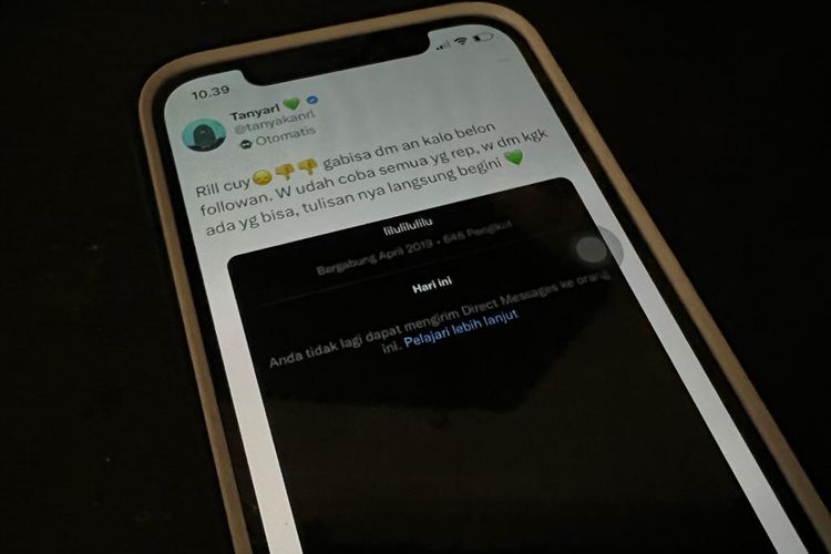 Keluhan pengguna di Twitter karena tidak bisa DM akun yang belum di-follow.