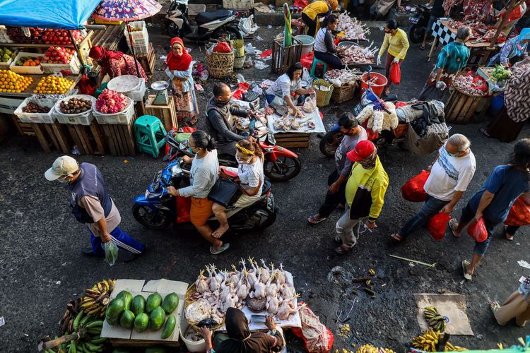 Warga berbelanja kebutuhan lebaran di Pasar Kramat Jati, Jakarta Timur, Jumat (22/5/2020). Menjelang Hari Raya Idul Fitri 1441 H, pasar tradisional ramai dikunjungi warga meskipun dalam masa pandemi COVID-19, tanpa memperhatikan protokol kesehatan seperti memakai masker dan menjaga jarak.