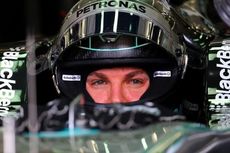 Rosberg Kalahkan Hamilton dalam Perebutan 