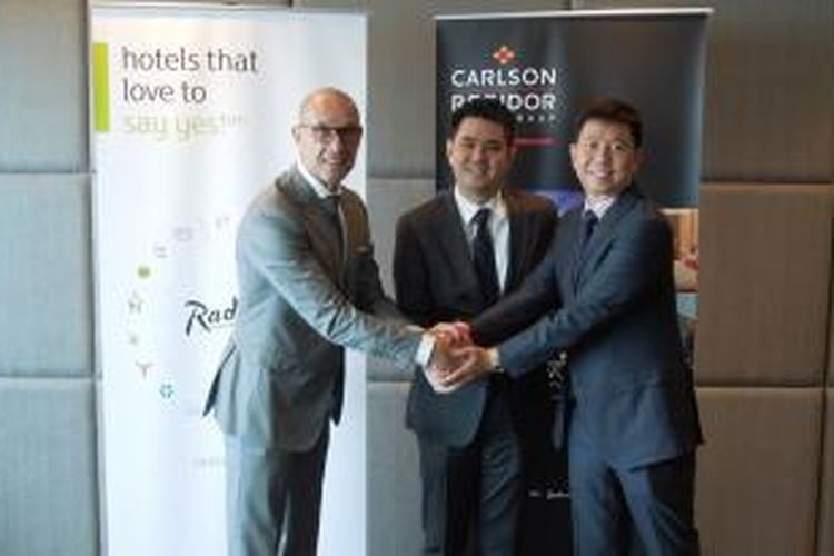 Presiden Asia Pasifik Carlson Rezidor Hotel Group Thorsten Kirschke, dan Komisaris VIGOUR Group Philander Jong, usai menandatangani kontrak kerjasama manajemen Radisson Medan, di Singapura, Senin (21/9/2015).
