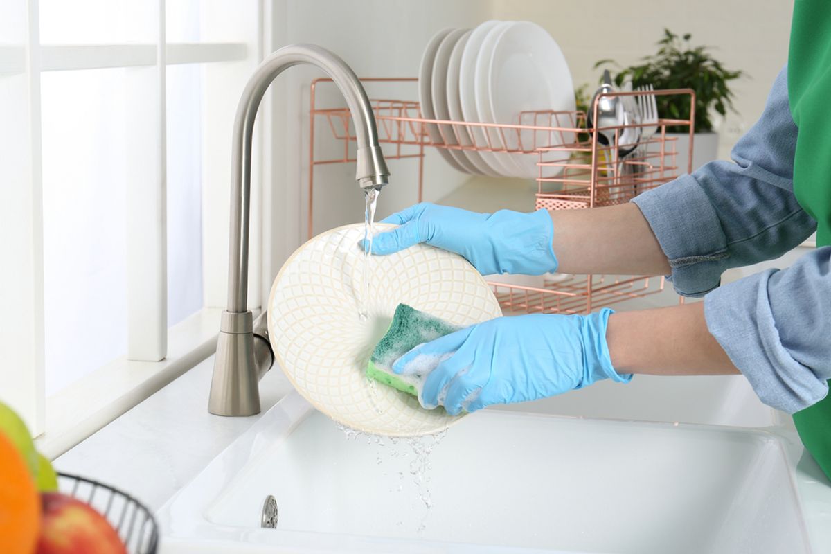 Tahukah kamu, spons cuci piring di dapur mengandung mikroplastik. Namun, bukan cuma spons yang berdampak bagi lingkungan. 