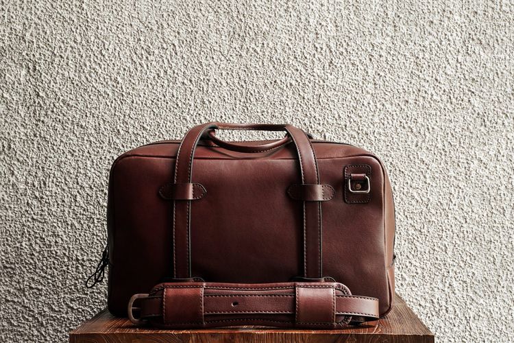 Tas kulit dari merek Cravar.