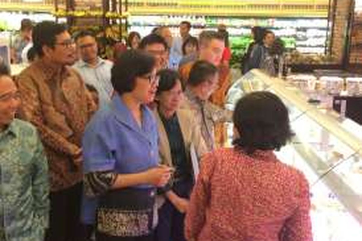 Menteri Keuangan Sri Mulyani saat mendatangi toko barang mewah di pusat perbelanjaan Pasific Place, Jakarta, Rabu (3/11/2016)
