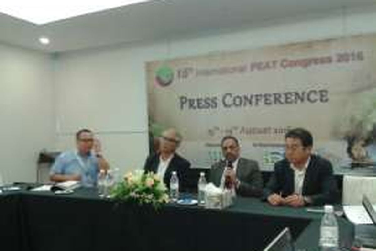 Kalyana Sundram, Ketua Malaysian Palm Oil Council (MPOC) dalam konferensi pers acara 15th International Peat Congress di Kuching, Sarawak, Malaysia, Selasa (16/8/2016).
