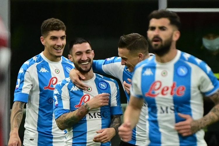 Penyerang sayap Napoli, Matteo Politano, melakukan selebrasi usai mencetak gol ke gawang AC Milan dalam laga Liga Italia di Stadion San Siro, 14 Maret 2021.