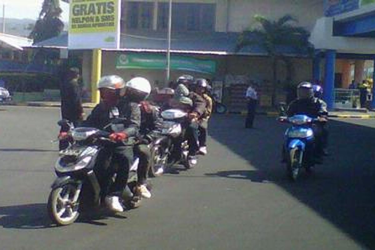 Kendaraan bermotor sampai di pelabuhan Ketapang usai menyeberang dari Bali, Sabtu (27/8/2011) pagi.