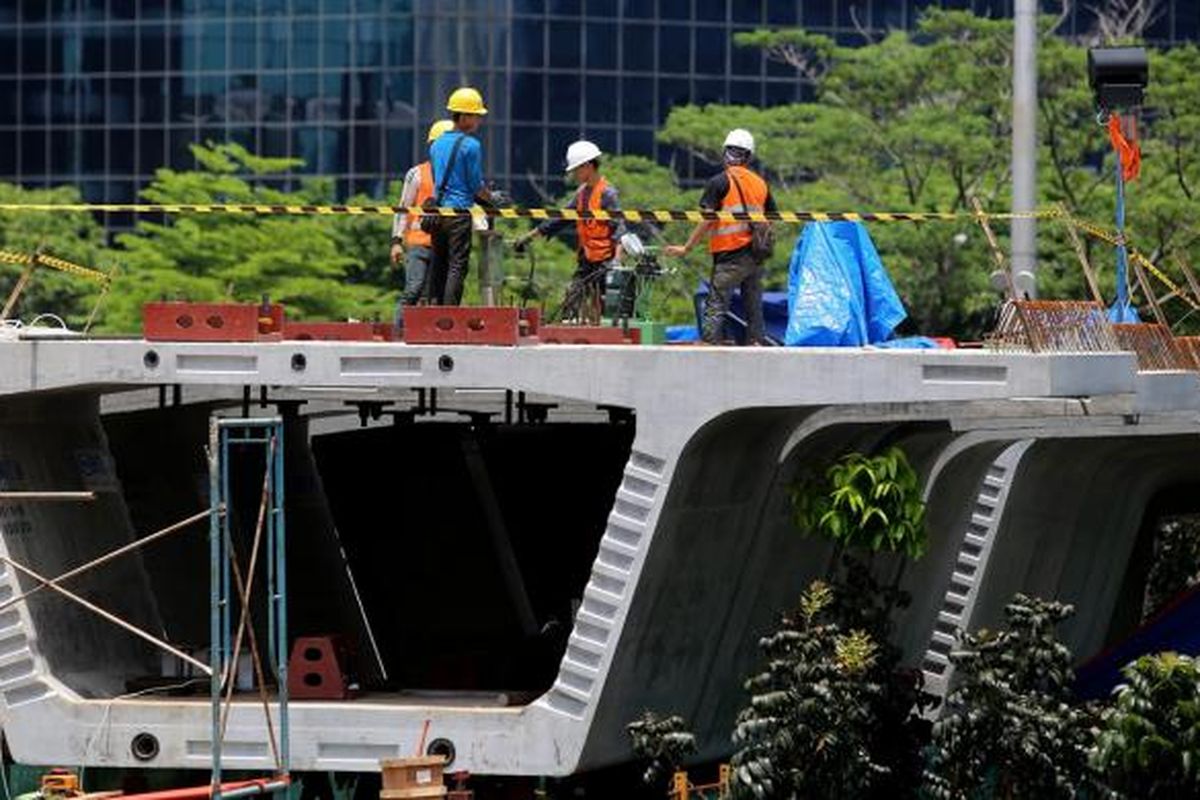 Pekerja merampungkan pembangunan proyek jalan layang Simpang Susun Semanggi, Jakarta, Selasa (1/11/2016). Pembangunan jalan layang tersebut merupakan salah satu upaya untuk mengurai kemacetan di kawasan ini. Proyek tersebut dijadwalkan selesai pada Agustus 2017.