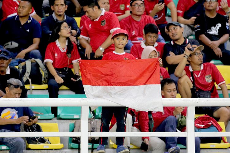 Bentuk dukungan suporter cilik saat menyaksikan babak penyisihan Grup A Piala Dunia U17 2023 Indonesia melawan Ekuador yang berakhir dengan skor 1-1 di Stadion Gelora Bung Tomo Surabaya, Jawa Timur, Jumat (10/11/2023) malam.