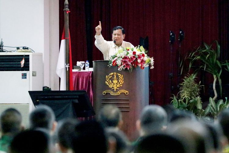 Menhan Prabowo Subianto saat memberikan pembekalan kepada peserta apel Komandan Satuan TNI AD di Akademi Militer (Akmil), Magelang, Jawa Tengah, Kamis (23/6/2022).