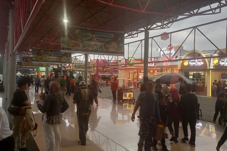 Pengunjung di Jakarta Lebaran Fair 2024. 
