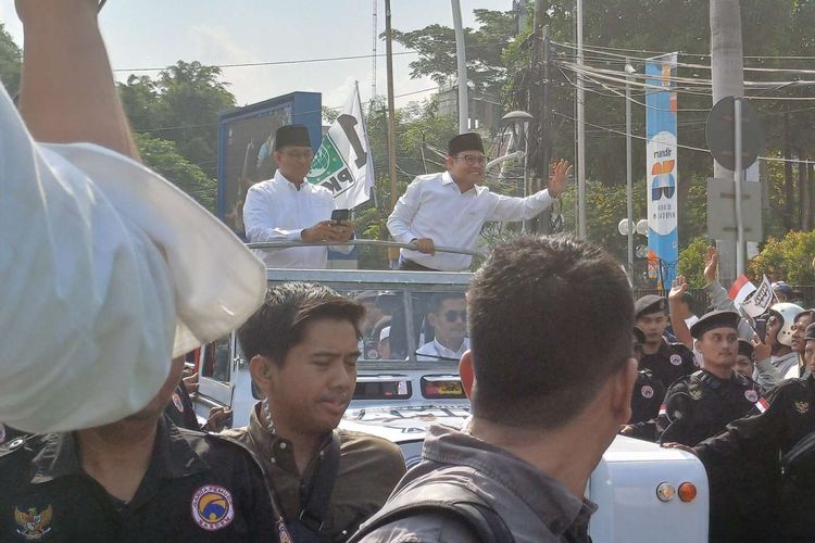 Pasangan bakal calon presiden dan wakil presiden Koalisi Perubahan Anies Baswedan dan Muhaimin Iskandar (Cak Imin) bertolak ke Kantor Komisi Pemilihan Umum (KPU) menggunakan Land Rover, Kamis (19/10/2023).