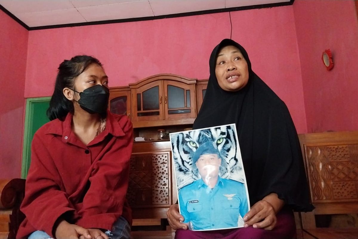 Sulastri menunjukkan foto Rizal Sampurna yang diduga menjadi korban TPPO di Kamboja, Selasa (15/4/2025).