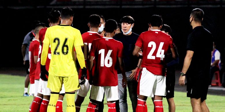 Pelatih Timnas Indonesia, Shin Tae-yong berdiskusi dengan pemain jelang kickoff melawan Timor Leste saat ujicoba dalam rangka FIFA Matchday yang berakhir dengan skor 4-1 di Stadion Kapten I Wayan Dipta Gianyar, Kamis (27/1/2022) malam.