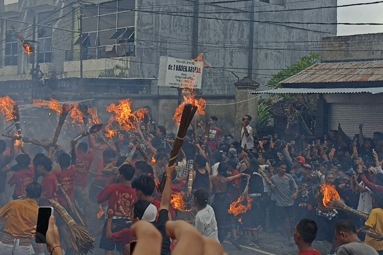 Suasana Perang Api Sambut Nyepi di Mataram, Selasa (21/3/2023)