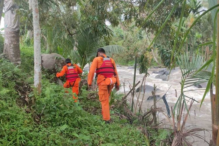 Tim SAR menyusuri sungai mencari keberadaan dua korban yang hilang terseret arus saat mandi di air terjun Tibu Atas, Kabupaten Lombok Barat, NTB.