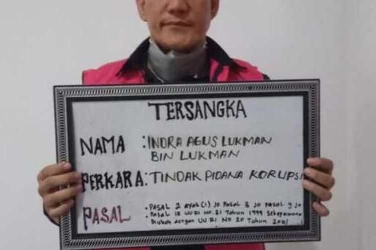 Tersangka dugaan korupsi Bimtek fiktif, Indra Agus Lukman saat ditahan di Kejari Kuansing, Riau, Selasa (12/10/2021).