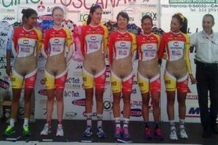 Tim sepeda perempuan Kolombia dalam kostum mereka yang kontrovesial itu.