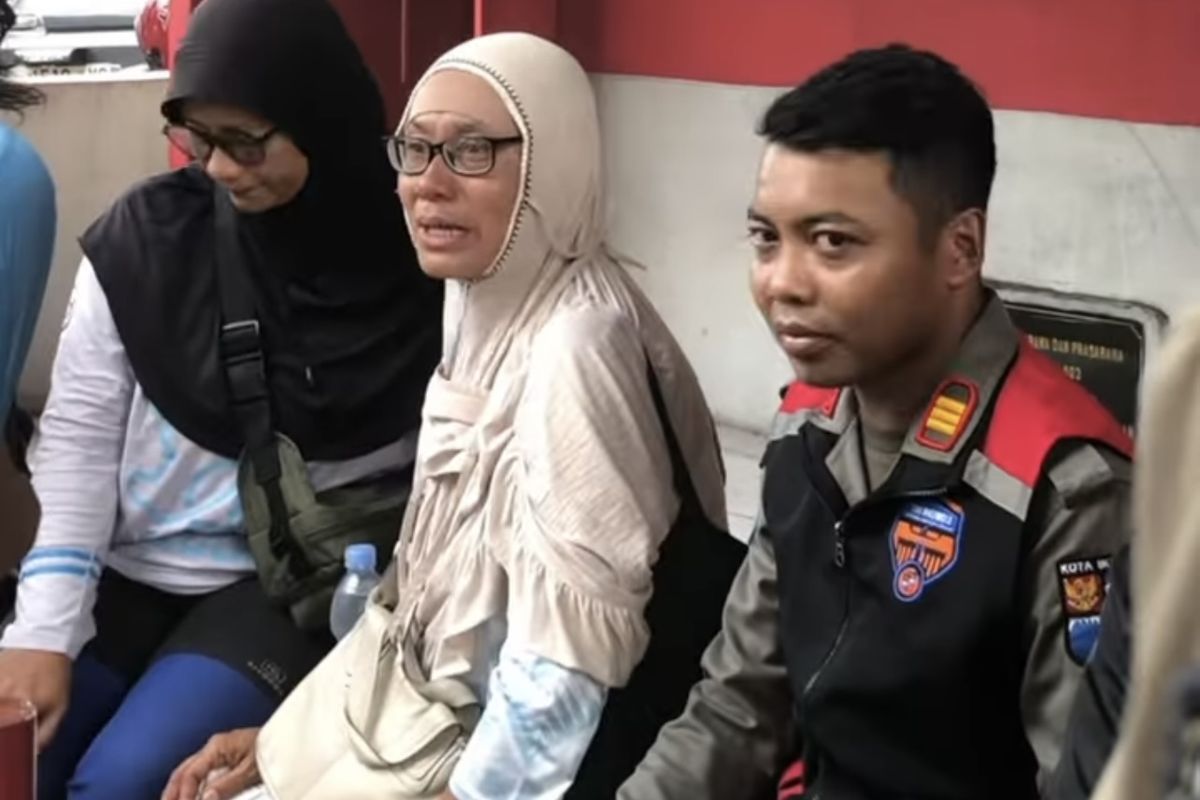 Ibu-ibu viral memaksa minta sedekah diamankan oleh Satpol PP Kota Bogor dan Dinas Sosil Kota Bogor, pada Minggu (28/4/2024).