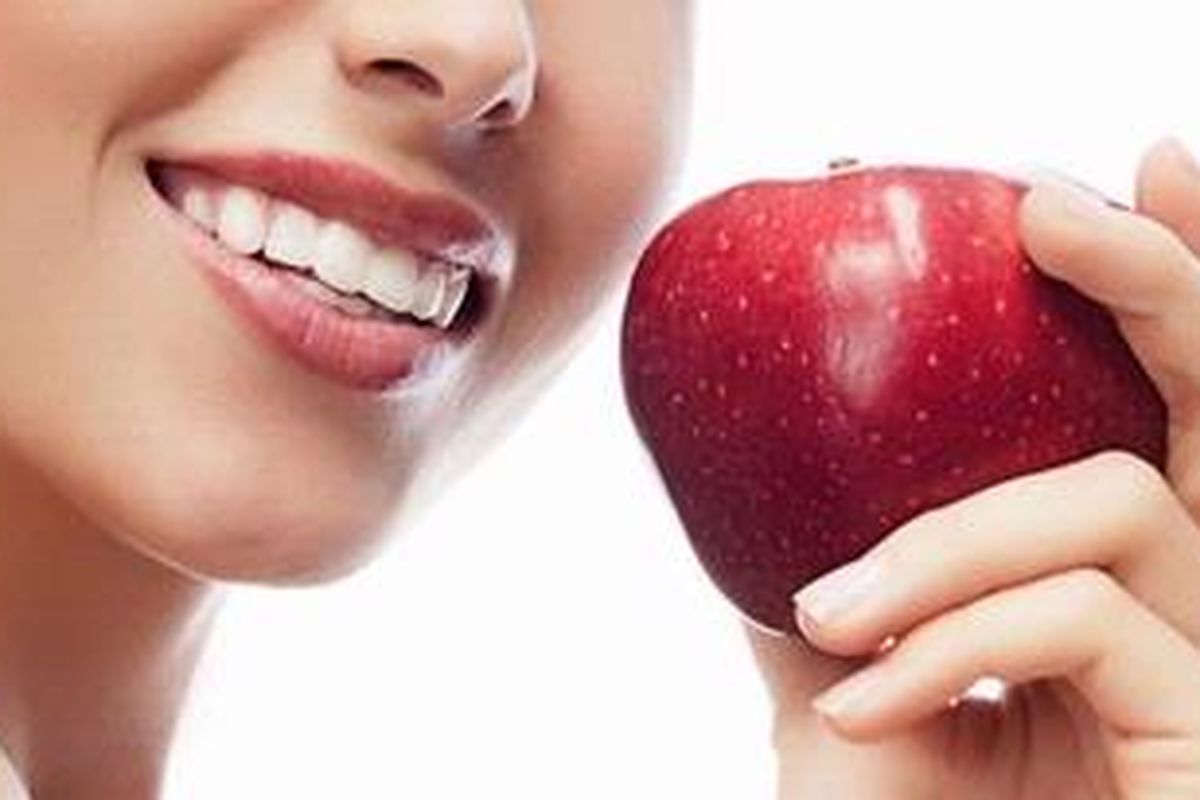 Beberapa jenis buah seperti apel dapat membantu membersihkan gigi ketika Anda mengunyahnya.