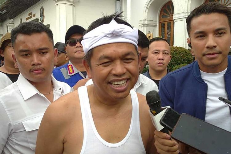 Gubernur Jabar, Dedi Mulyadi di Gedung Sate, Kota Bandung seusai mengikuti konvoi rombongan Persib Bandung, Minggu (25/5/2025).