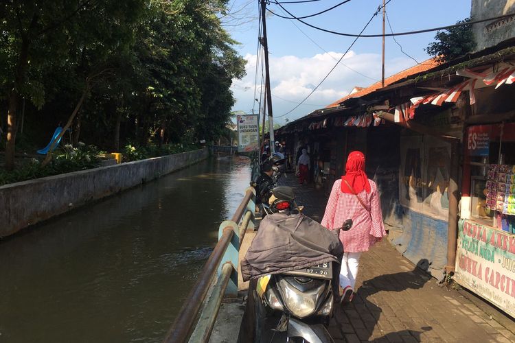 Perlombaan makan kerupuk yang diikuti oleh anak-anak remaja muda di Desa Mantarena Lebak, Kota Bogor, Rabu (17/08/2022).