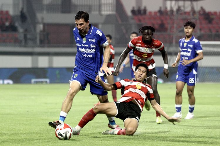 Pemain Persib Bandung Thom Haye berhasil melewati pemain Madura United pada pekan ke-14 Super League 2025-2026 yang berakhir dengan skor 1-4 di Stadion Gelora Ratu Pamelingan Pamekasan, Jawa Timur, Minggu (30/11/2025) malam.